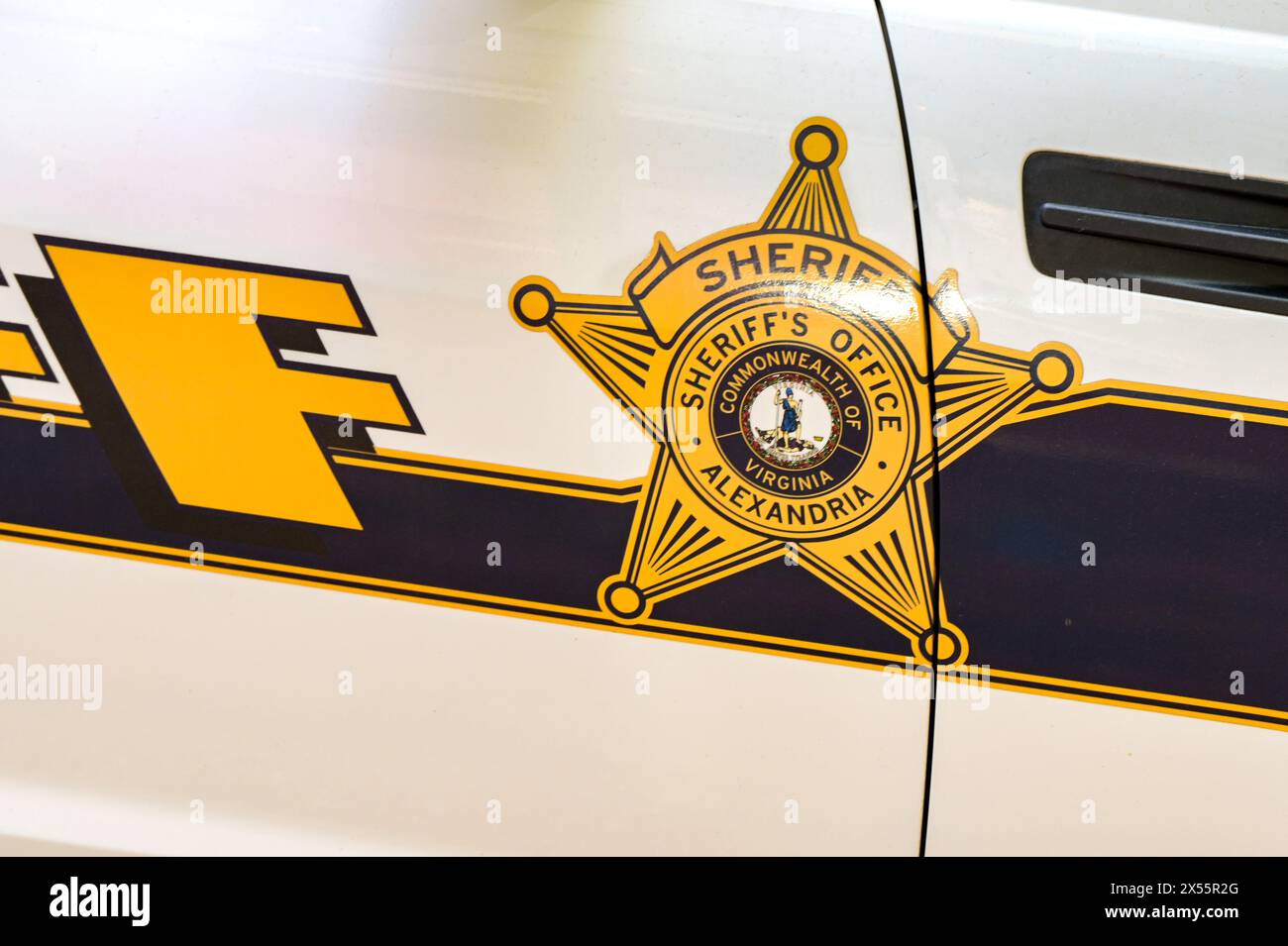 Alexandria, Virginia, USA - 1. Mai 2024: Nahaufnahme des Abzeichens an der Seite eines Polizeiwagens des Sheriff Stockfoto