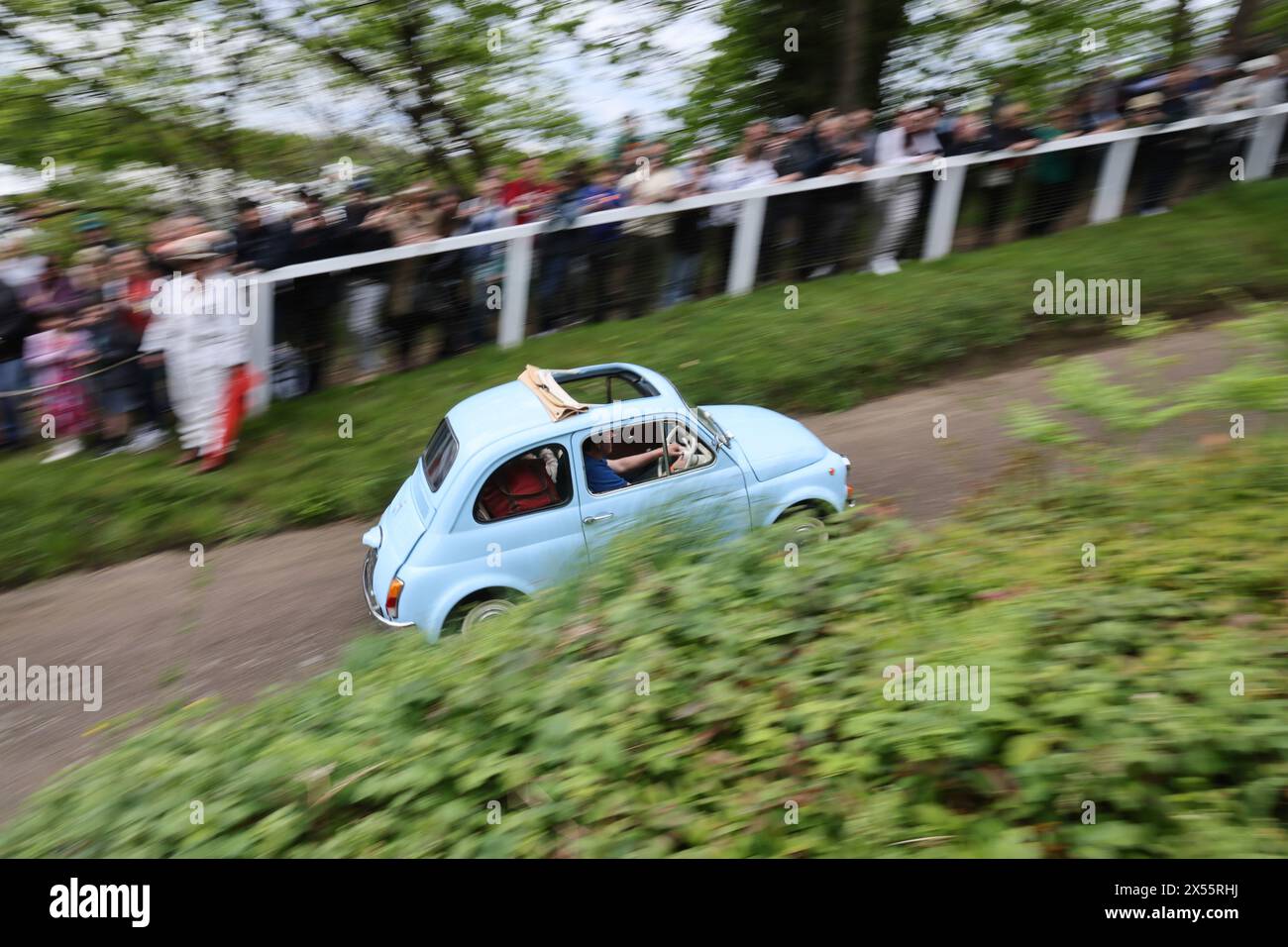 Fiat 500 Fahrt auf den Test Hill beim Italian Car Day in Brooklands, 4. Mai 2024, Brooklands Museum, Weybridge, Surrey, England, Großbritannien Stockfoto