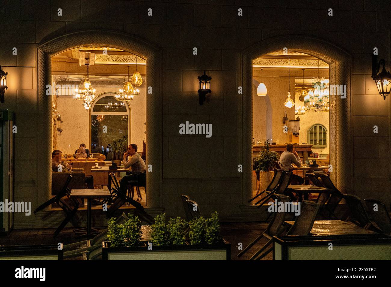 Die Einheimischen sind abends im gemütlichen Restaurant in der Innenstadt von Grosny, der Hauptstadt der tschetschenischen Republik, untergebracht. Stockfoto