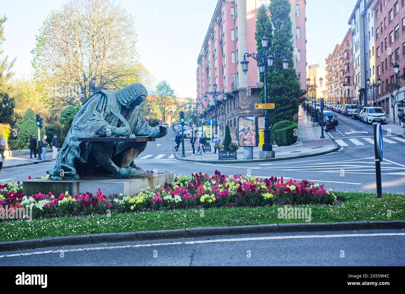 Denkmal für den Grafen von Campomanes, die Skulptur, ist das Werk von Amado González Hevia, 'Favila', und datiert 2002. In Oviedo, Asturien, Spanien Stockfoto