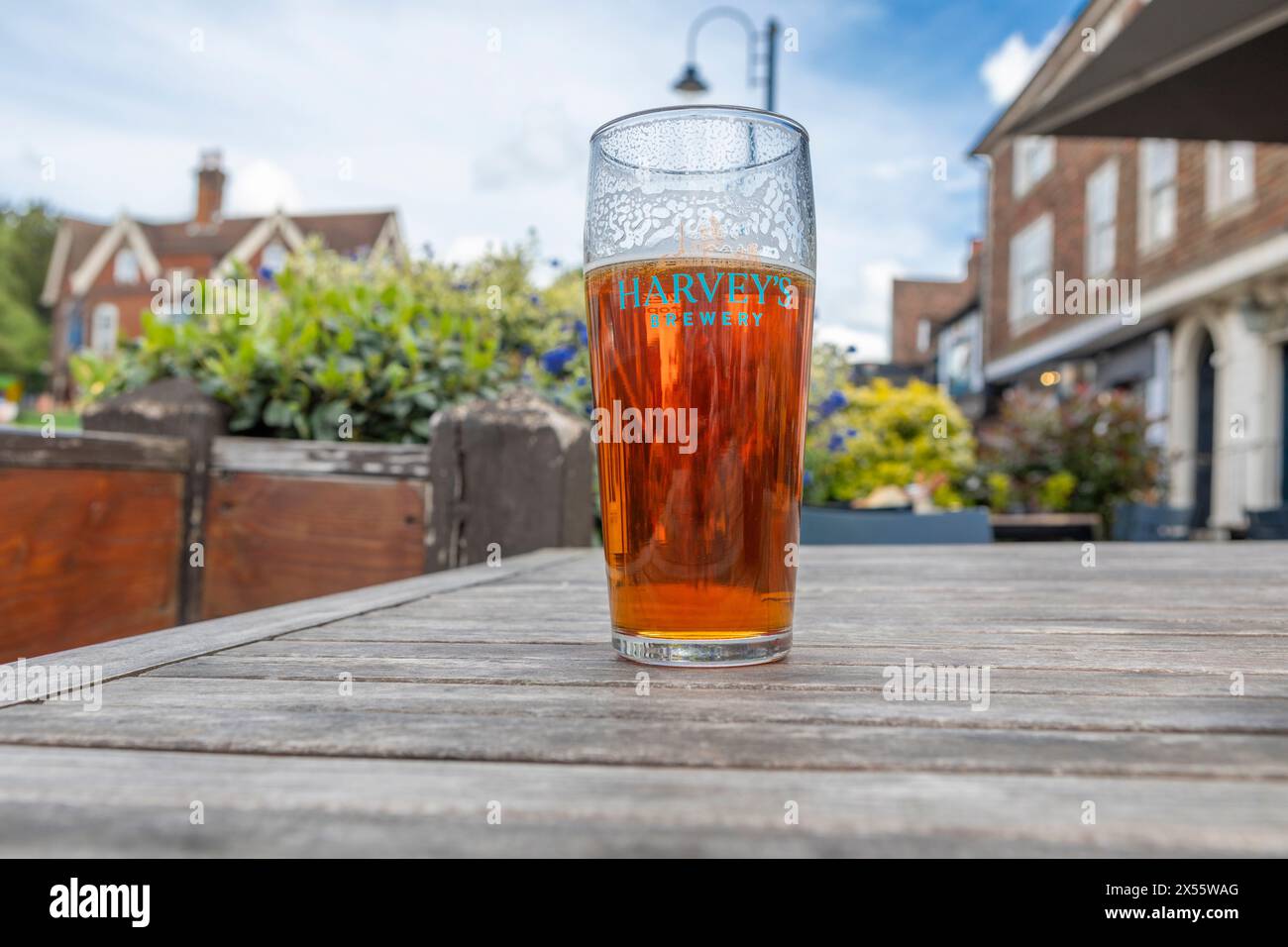 Ein Pint Harvey's Brewery Sussex am besten bitter auf einem Pub-Gartentisch Stockfoto