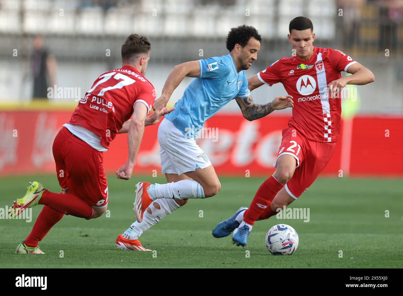 Monza, Italien. Mai 2024. Felipe Anderson von SS Lazio tritt im U-Power Stadium in Monza gegen Georgios Kyriakopoloulos und Valentin Carboni vom AC Monza auf. Der Bildnachweis sollte lauten: Jonathan Moscrop/Sportimage Credit: Sportimage Ltd/Alamy Live News Stockfoto