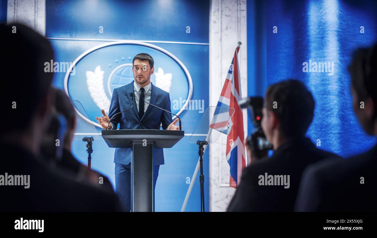 Junge Vertreterin der Organisation bei Pressekonferenz im Regierungsgebäude. Pressesprecher hält eine Rede auf dem Gipfel. Minister im Gespräch mit dem Kongress. Hintergrund mit französischen Flaggen. Stockfoto