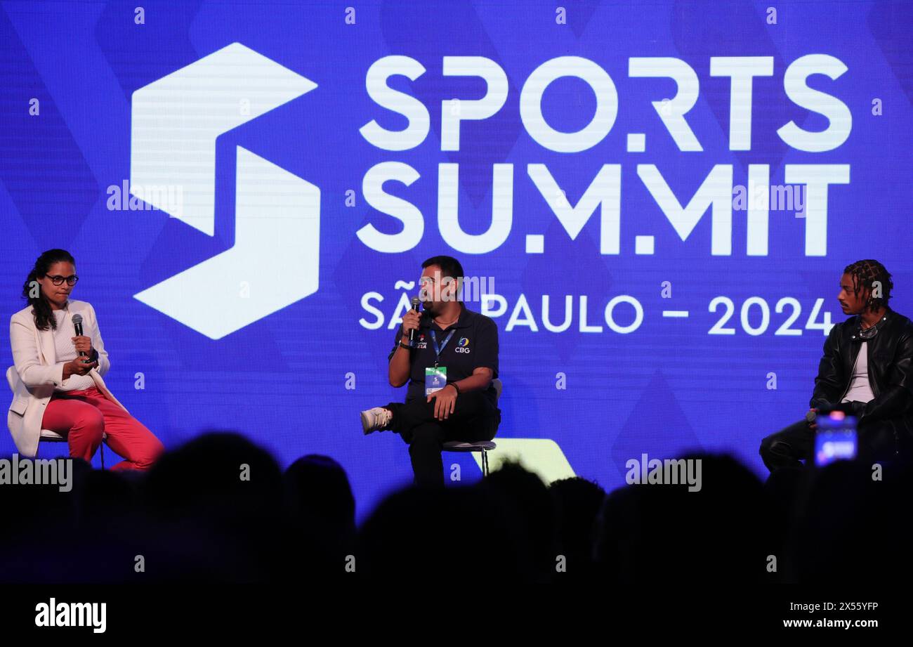 Sao Paulo, Sao Paulo, Brasilien. Mai 2024. Sao Paulo (SP), 07/2024 Ã¢â‚¬' SPORTS/SUMMIT/SP Ã¢â‚¬' von links nach rechts, Maira Carvalho, Operations Director von Tik Tok Brasil, Andre Dias, Digital Head of the Brasilianischen Gymnastik Confederation, und Luccas Abreu, Athlet aus dem Bogenschießen und Content Creator - Panel Ã¢â‚¬Å„vom Engagement zur Monetarisierung: wie man ein Wertversprechen in den Inhalt strategyÃ¢â‚¬Â, mit der Teilnahme von Maira Carvalho, Operations Director von Tik Tok Brasil, Andre Dias, Digital Head of the brasilianischen Confederation of Gymnastics und Luccas Abreu, Bogenschießsportler Stockfoto
