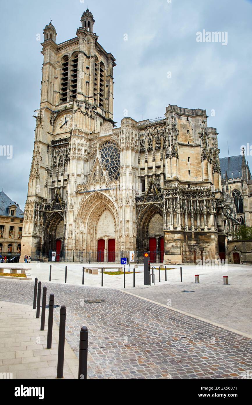 Place Saint-Pierre, Kathedrale Saint-Pierre Saint-Paul, Troyes, Region Champagne-Ardenne, Aube, Frankreich, Europa Stockfoto