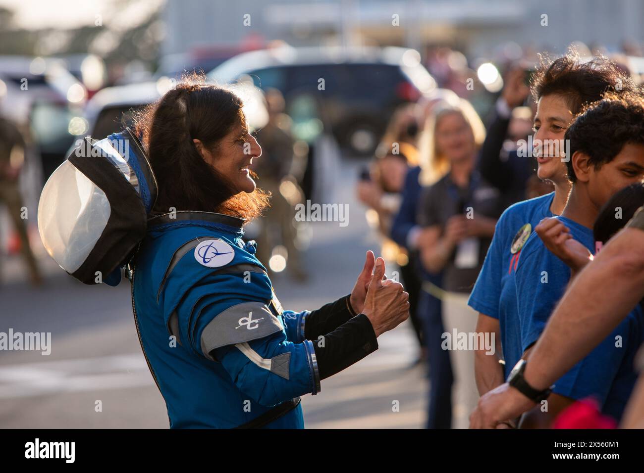 Cape Canaveral, Vereinigte Staaten von Amerika. Mai 2024. Die NASA-Astronautin Suni Williams spricht mit Familie und Freunden, bevor sie am 6. Mai 2024 zum Launch Complex 41 im Kennedy Space Center in Cape Canaveral, Florida, reist. Der Starliner First Mannned Crew Flight Test wurde in letzter Minute gereinigt, nachdem ein Problem mit einem Sauerstoffentlastungsventil auf der Centaur Stage festgestellt wurde. Foto: Lacey Young/NASA Photo/Alamy Live News Stockfoto