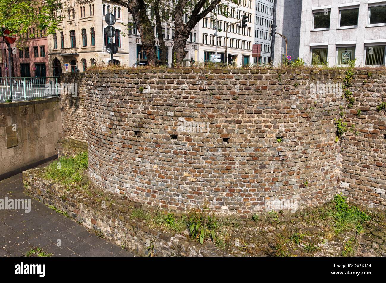 Teil der römischen Stadtmauer mit Lysolphenturm an der Komoedienstraße, Köln. Teil der roemischen Stadtmauer mit Lysolphturm an der Komoed Stockfoto