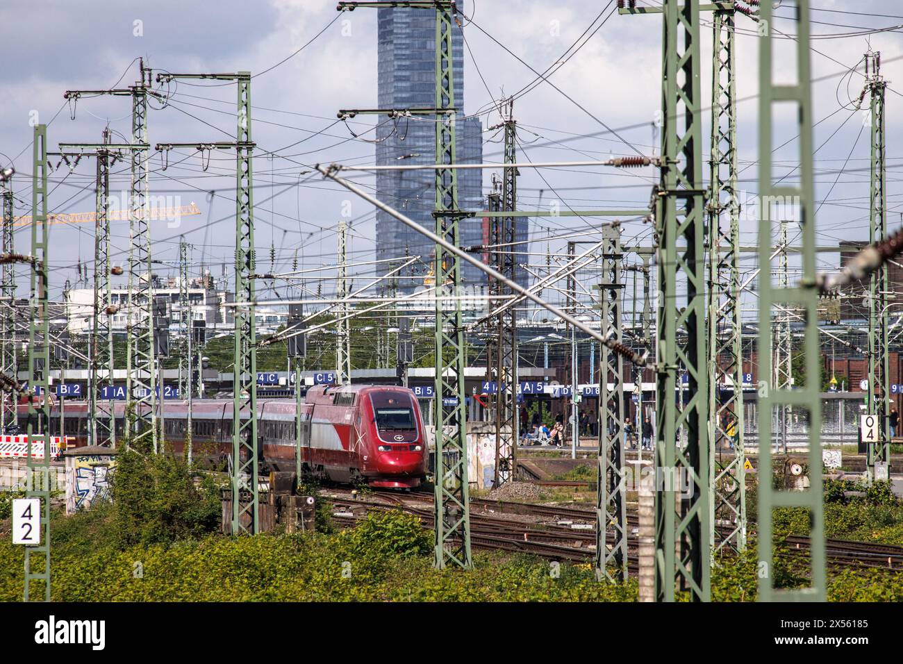 Eurostar Hochgeschwindigkeitszug und Gleise im Stadtteil Deutz, im Hintergrund Hochhaus KoelnTurm am Mediapark Köln. Eurosta Stockfoto