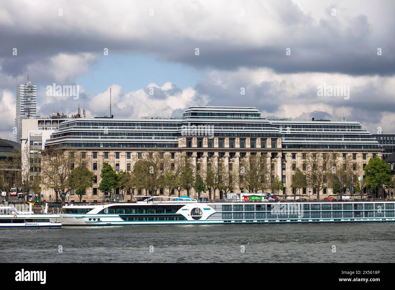 Blick über den Rhein bis zum Bürogebäude „neue Direktion“ an der Konrad-Adenauer-Ufer, Hauptsitz der Europäischen Agentur für Flugsicherheit (EA Stockfoto