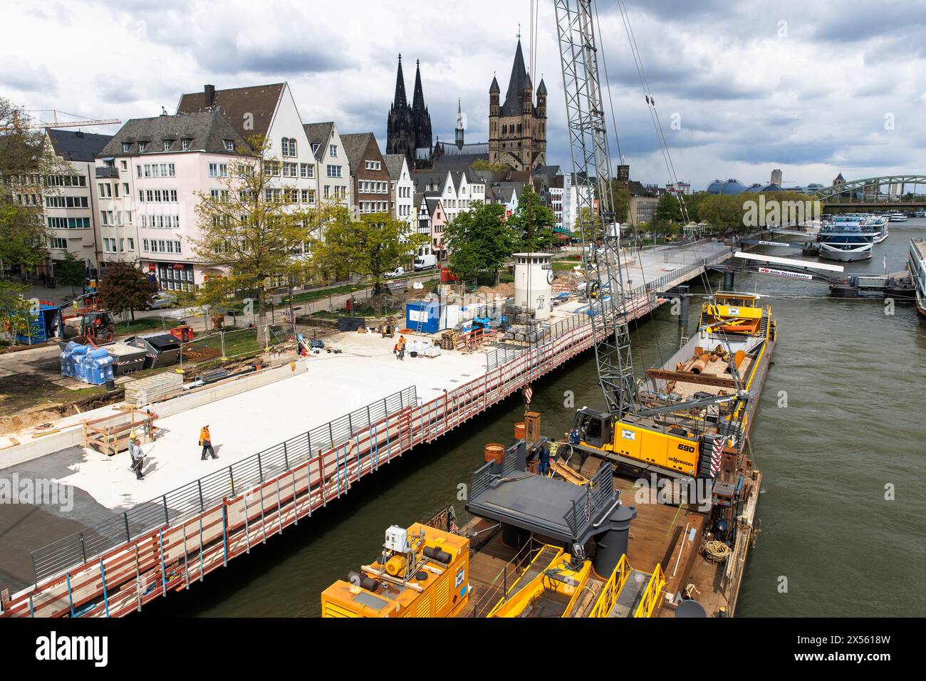 Die Rheinpromenade vor der Altstadt erhält eine neue Freischwingplatte, eine Baustelle, den Dom und die Kirche Gross St. Martin, Köln, Deutsch Stockfoto