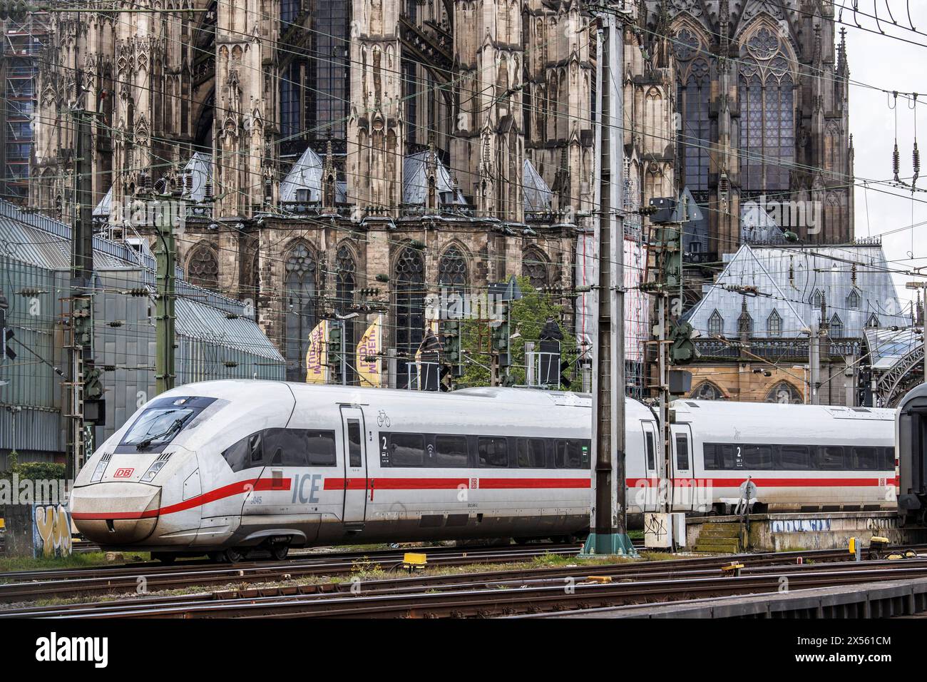 Hochgeschwindigkeitszug ICE 4 vom Hauptbahnhof, dem Dom, Köln, Deutschland Hochgeschwindigkeitszug ICE 4 bei der Ausfahrt aus dem Hauptbahnho Stockfoto