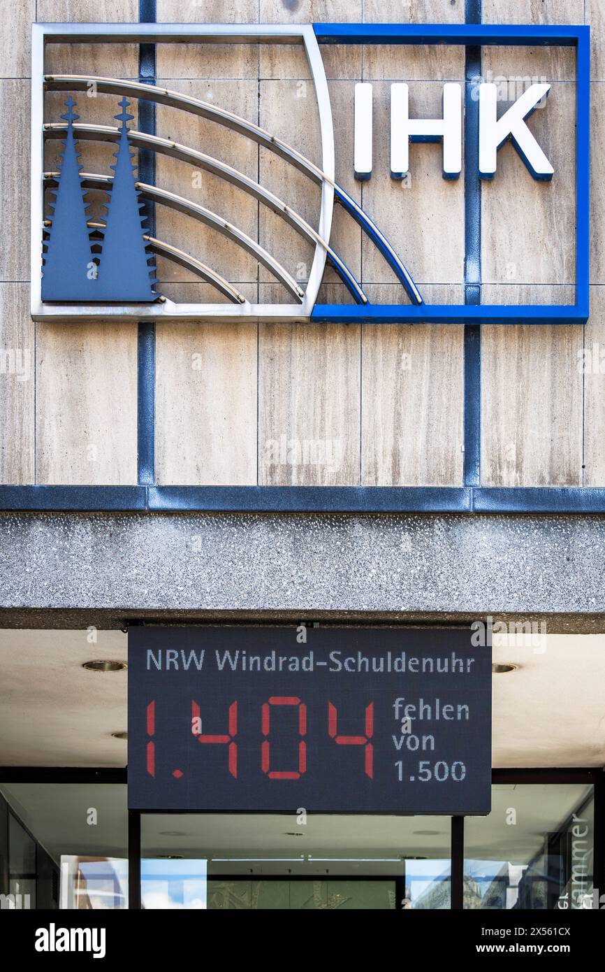 Schuldenuhr für Windkraftanlagen auf dem Gebäude der IHK Köln am Boersenplatz, Köln. Auf dem Display wird das angezeigt Stockfoto