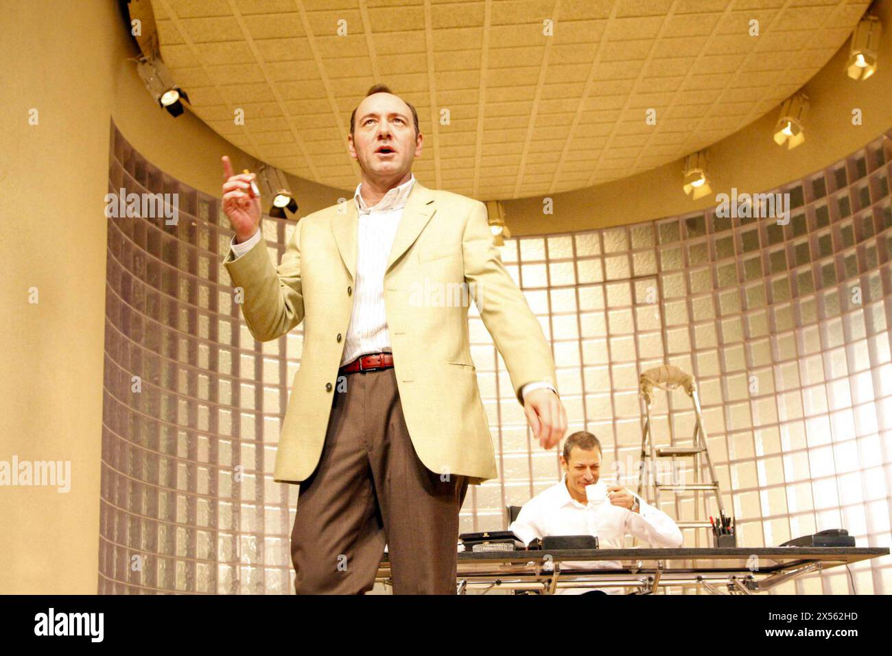 l-r: Kevin Spacey (Charlie Fox), Jeff Goldblum (Bobby Gould) in SPEED-THE-PLOW von David Mamet im Old Vic Theatre, London SE1 12/02/2008 Design: Rob Howell Beleuchtung: Paul Pyant Regie: Matthew Warchus Stockfoto