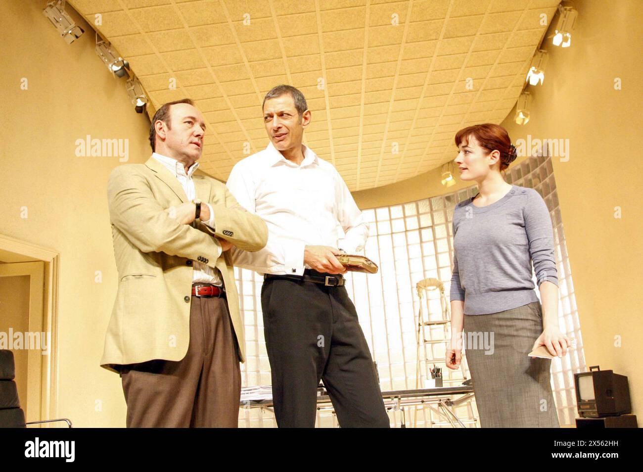 l-r: Kevin Spacey (Charlie Fox), Jeff Goldblum (Bobby Gould), Laura Michelle Kelly (Karen) in SPEED-THE-PLOW von David Mamet im Old Vic Theatre, London SE1 12/02/2008 Design: Rob Howell Beleuchtung: Paul Pyant Regie: Matthew Warchus Stockfoto