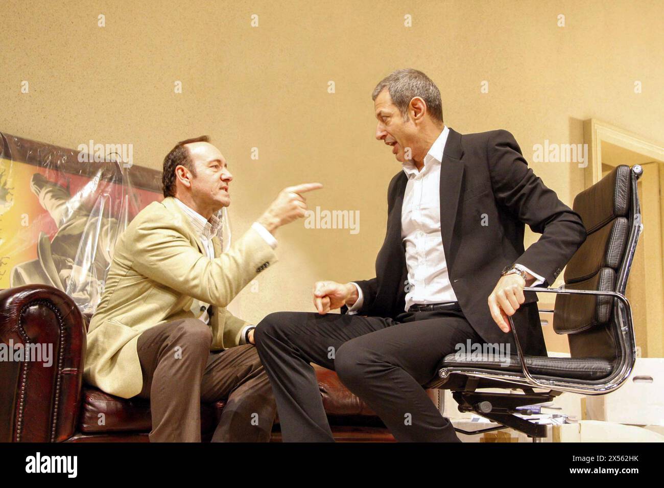 l-r: Kevin Spacey (Charlie Fox), Jeff Goldblum (Bobby Gould) in SPEED-THE-PLOW von David Mamet im Old Vic Theatre, London SE1 12/02/2008 Design: Rob Howell Beleuchtung: Paul Pyant Regie: Matthew Warchus Stockfoto