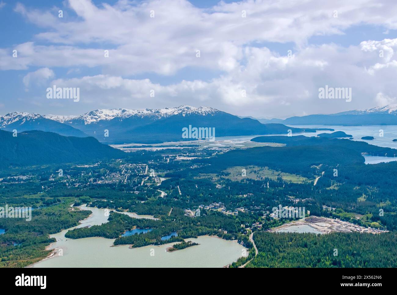 Aus der Vogelperspektive auf Juneau, Alaska, Landschaft mit Bergen und Gewässern. Stockfoto