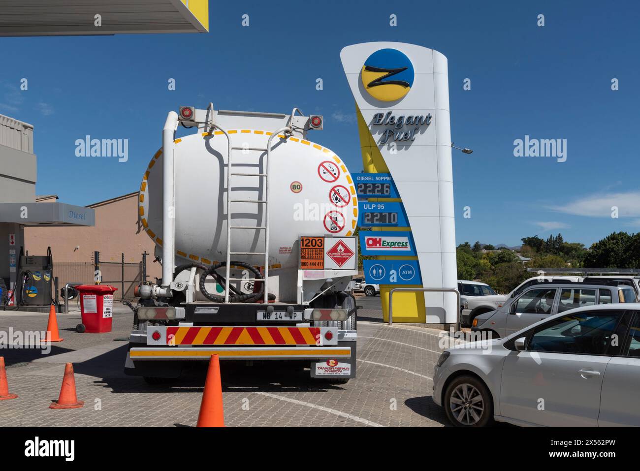 Tulbagh, Westkap, Südafrika. 28. Februar 2024. Großer Tankwagen, der Kraftstoff zu einer Tankstelle in Tulbach, Westkap, Südafrika, transportiert. Stockfoto