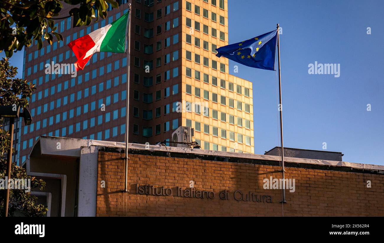 Italienische Flagge und Flagge der Europäischen Union über dem Istituto Italiano di Cultura oder dem Italienischen Kulturinstitut von Los Angeles, Kalifornien Stockfoto
