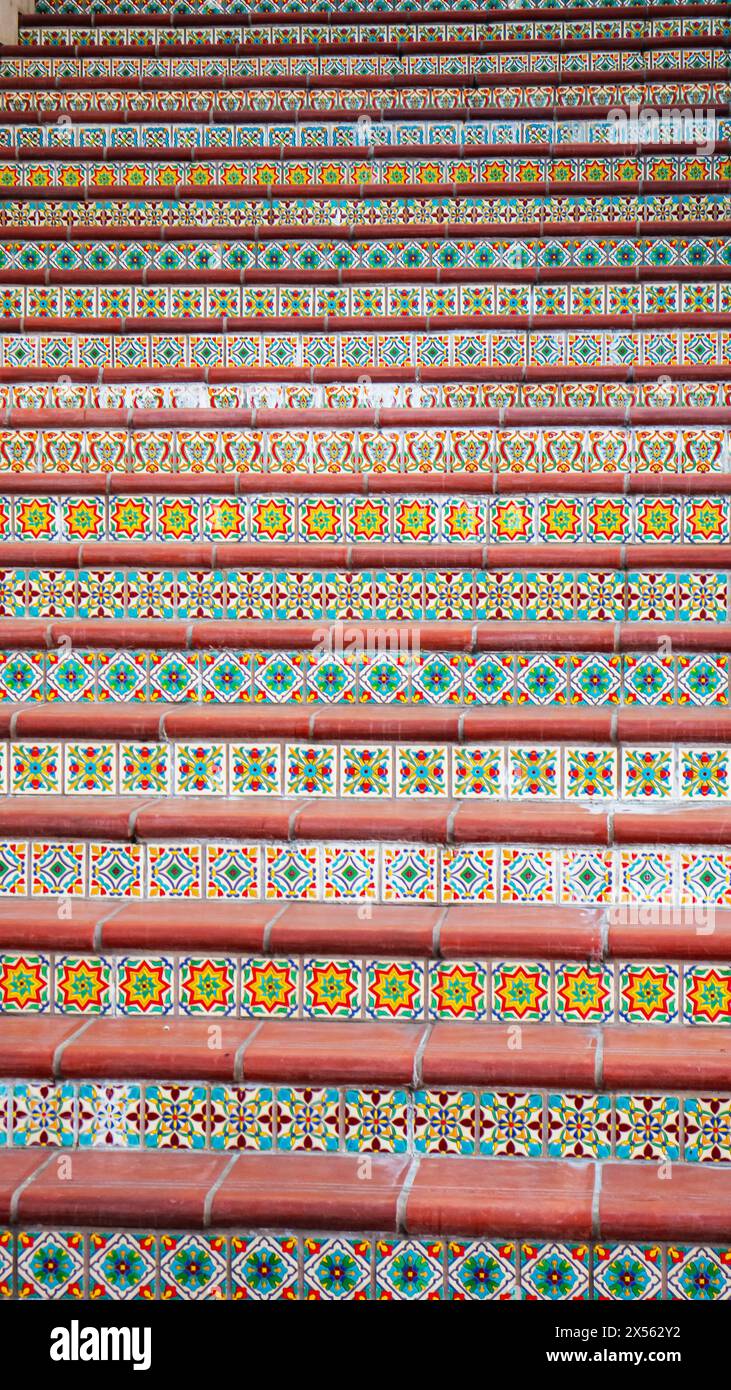 Farbenfrohe Fliesen auf einer Treppe, Nahansicht der dekorativen Fliesentreppen Stockfoto