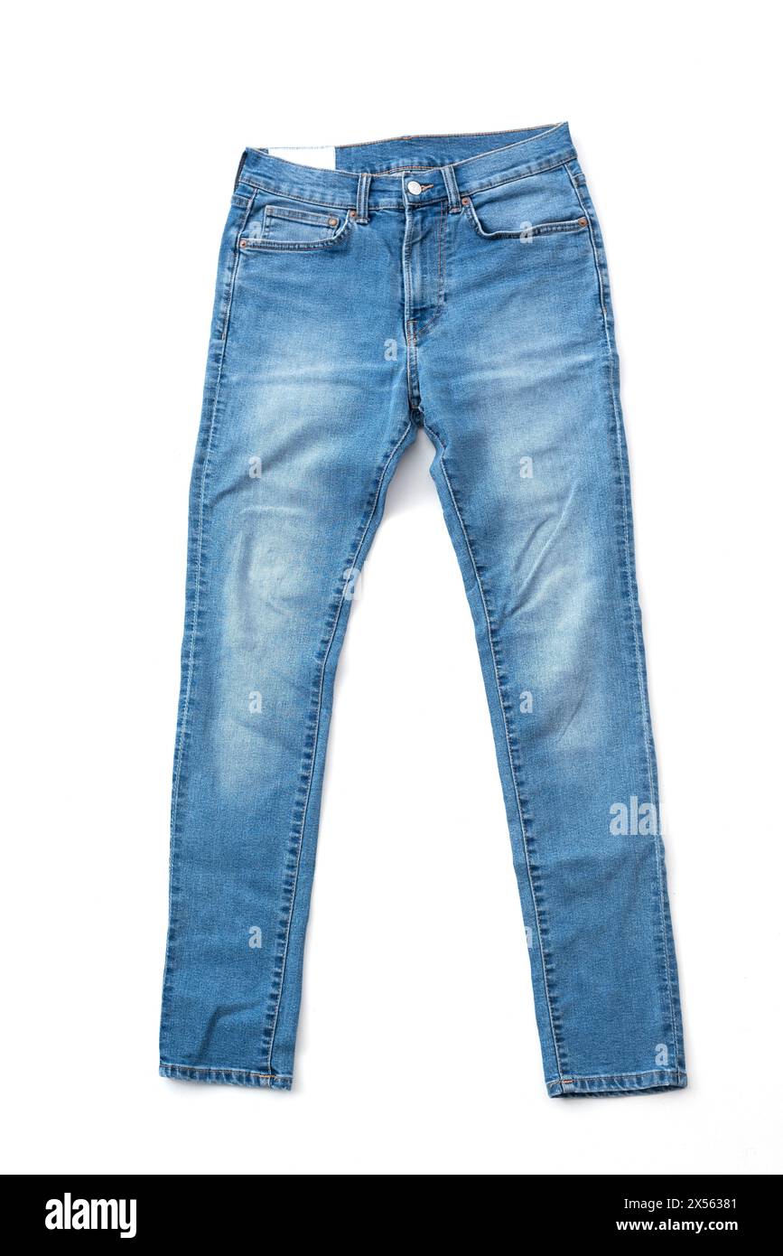 Modische Jeans in Blau auf weißem Hintergrund. Schöne Freizeithose. Stylische Jeanshose auf weißem Hintergrund. Hochwertige Fotos Stockfoto