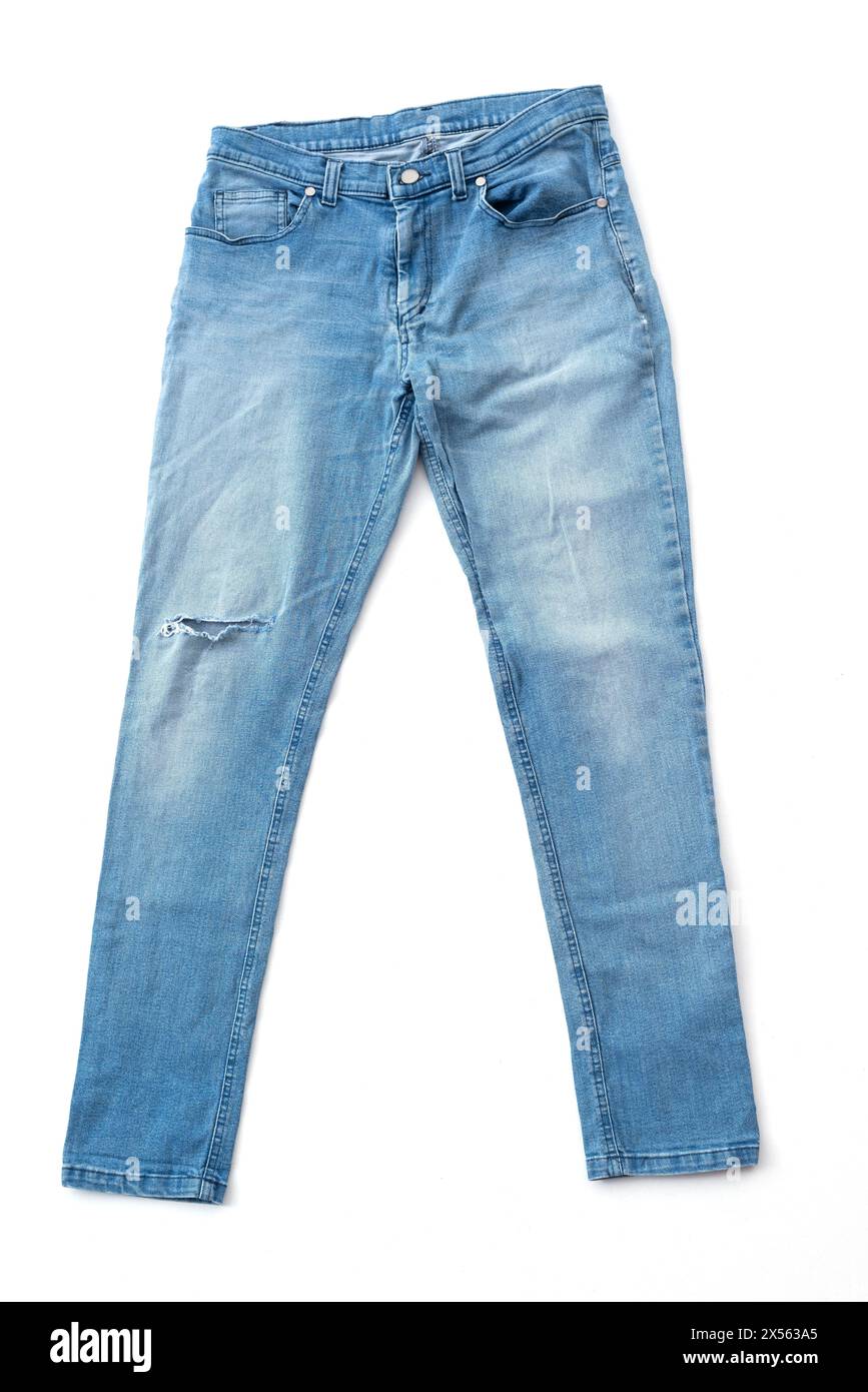Modische Jeans in Blau auf weißem Hintergrund. Schöne Freizeithose. Stylische Jeanshose auf weißem Hintergrund. Hochwertige Fotos Stockfoto