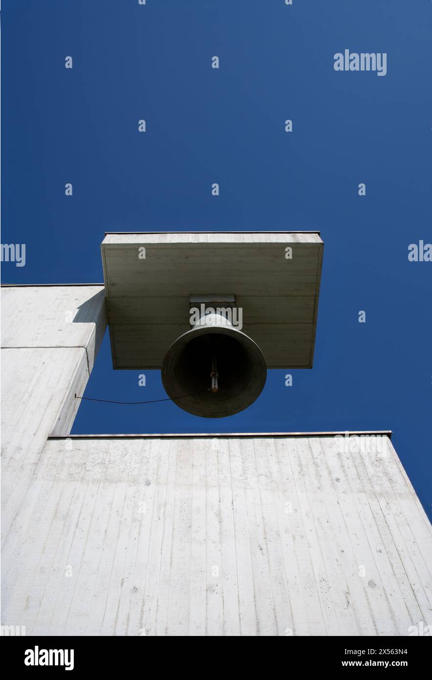 Architektonisches Wunder: Moderner Kirchturm Stockfoto