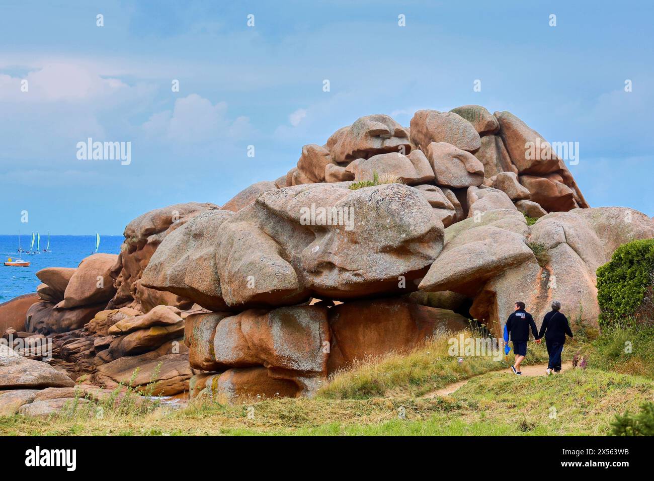 Riesen Felsen an der Côte de Granit Rose, rosa Granit Küste, Ploumanac´h, Perros-Guirec, Bretagne, Bretagne, Frankreich. Stockfoto
