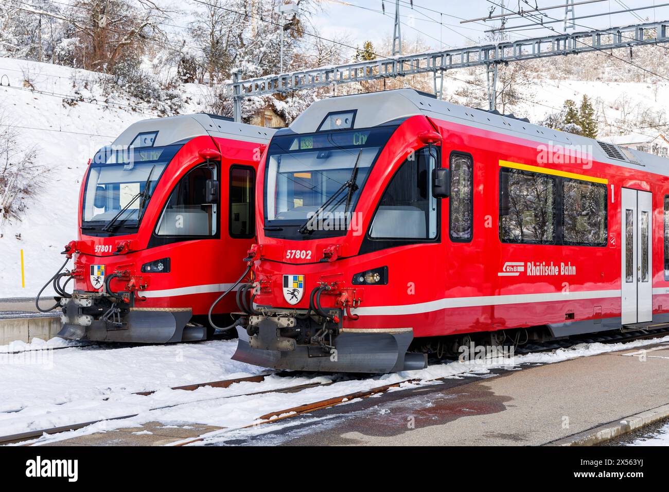 Züge der Rhätischen Bahn auf der Albulabahn Passagierzug von Stadler Rail im Bahnhof in Filisur, Schweiz Filisur, Schweiz - 10. Januar 2024: Züge der Rhätischen Bahn auf der Albulabahn Passagierzug von Stadler Rail im Bahnhof in Filisur, Schweiz. *** Rhätische Bahn Züge auf der Albula Linie Stadler Rail Personenzug am Bahnhof Filisur, Schweiz 10 Januar 2024 Rhätische Bahn Züge auf der Albula Linie Stadler Rail Personenzug am Bahnhof Filisur, Schweiz Stockfoto