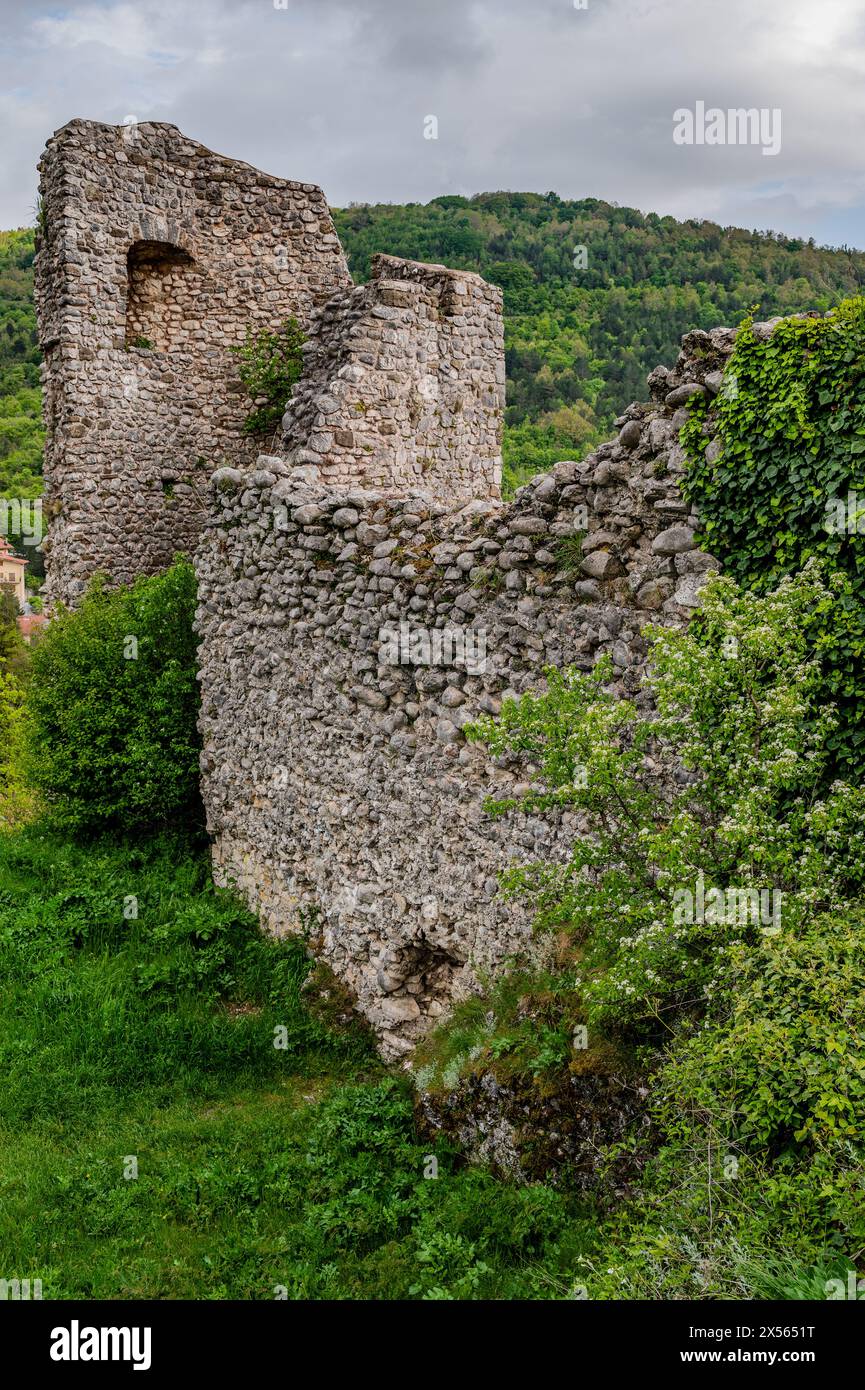 Die Burg von Alfedena ist die Ruine einer Burg aus dem 10. Bis 11. Jahrhundert in der italienischen Gemeinde mit dem gleichen Namen, von der eine Oktagona stammt Stockfoto