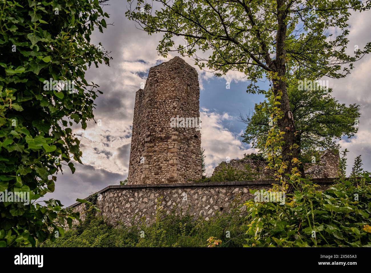 Die Burg von Alfedena ist die Ruine einer Burg aus dem 10. Bis 11. Jahrhundert in der italienischen Gemeinde mit dem gleichen Namen, von der eine Oktagona stammt Stockfoto