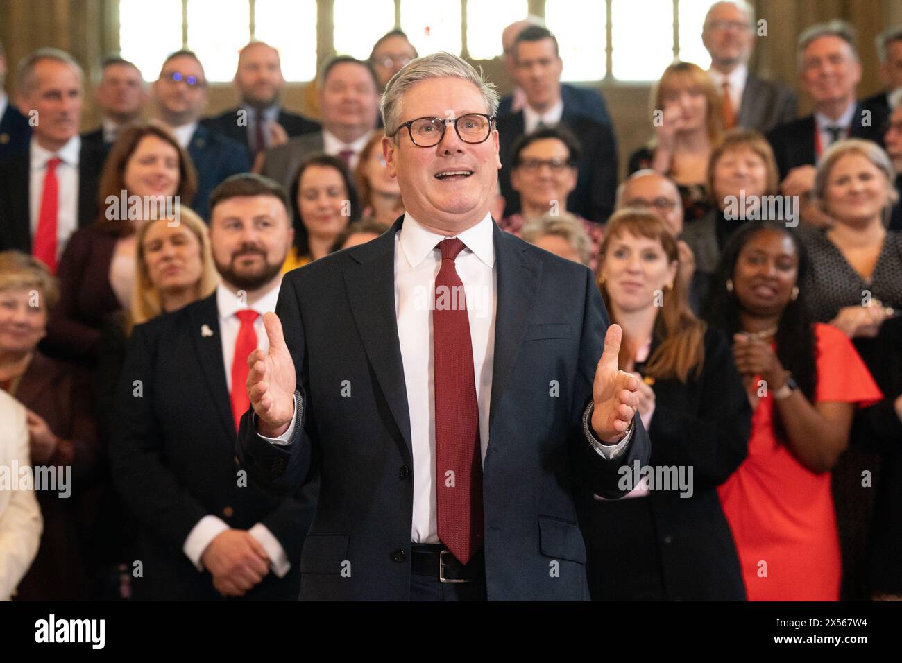 Der Labour-Chef Sir Keir Starmer (Mitte) begrüßt Chris Webb (linke Mitte), den neu gewählten Abgeordneten für Blackpool South, an seinem ersten Arbeitstag im House of Parliament in London. Bilddatum: Dienstag, 7. Mai 2024. Stockfoto