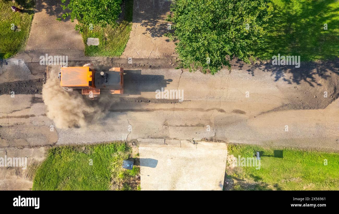Baufahrzeug bereitet die Straße für neue Asphaltschicht vor Stockfoto