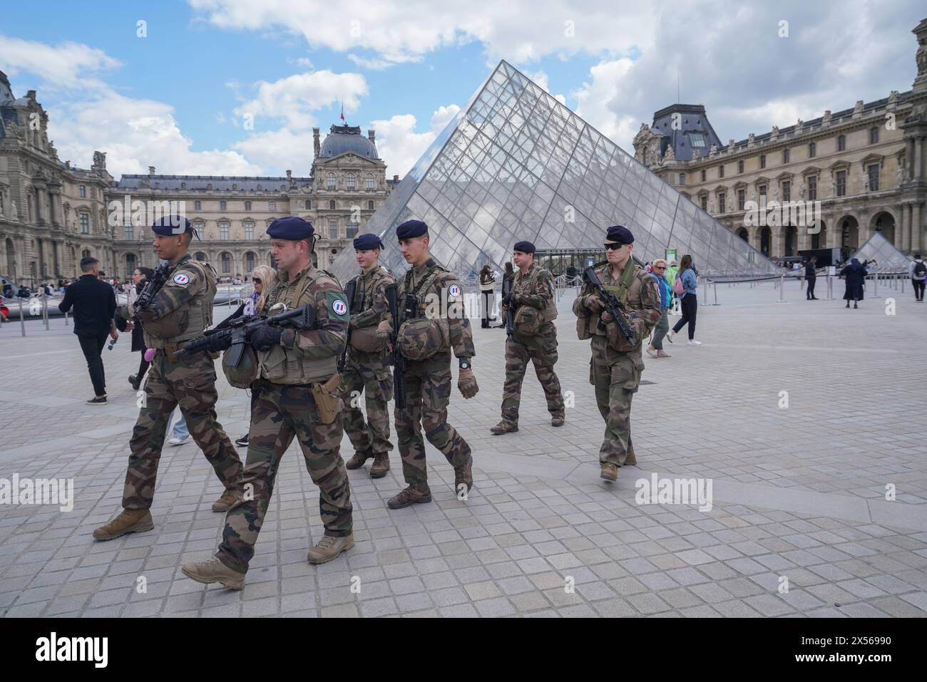 Paris, Frankreich. Mai 2024. Französische Soldaten patrouillieren heute vor dem Louvre in Paris. Die französischen Streitkräfte bereiten sich darauf vor, zur Sicherheit der Olympischen und Paralympischen Spiele 2024 beizutragen, die am 27. Juli beginnen Stockfoto