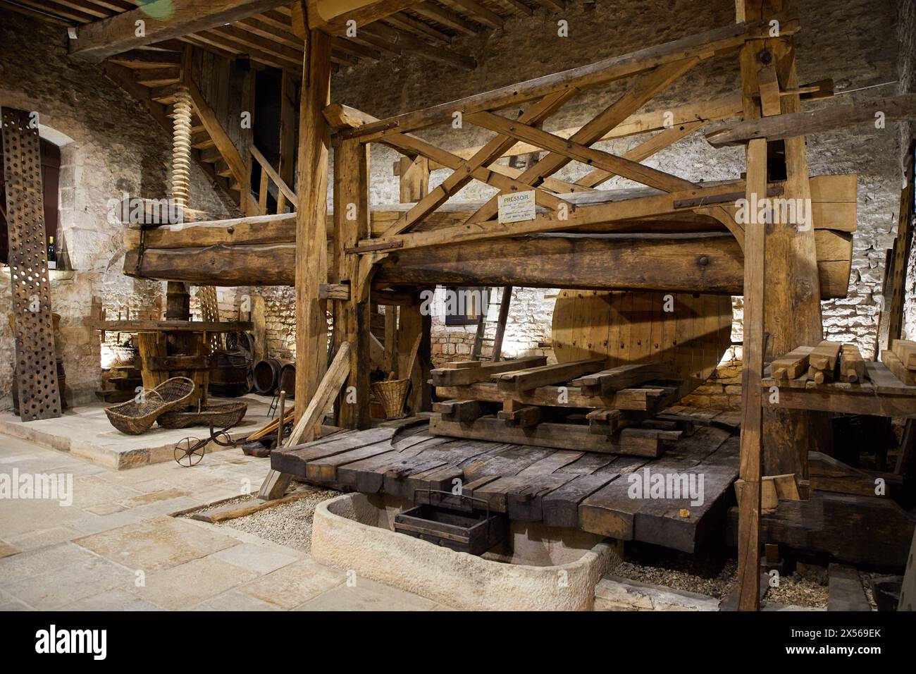 Kelter, L'Obédiencerie, Domaine Laroche, Weinkeller, Chablis, Yonne, Burgund, Burgund, Frankreich, Europa Stockfoto