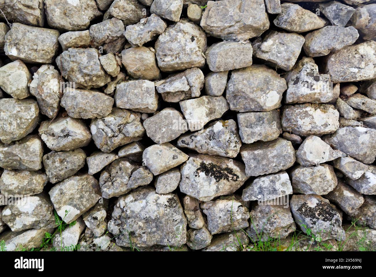 un mur de pierres seches dans les garrigues et les collines de provence éclairées par un soleil couchant d'automne / eine Trockenmauer in den Garrigues Stockfoto