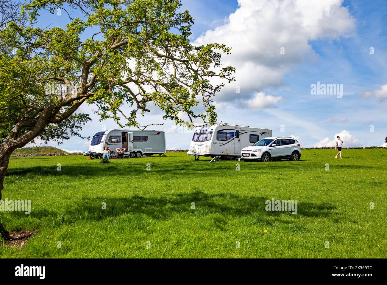 Caravans auf einer Caravan-Rallye mit dem Camping- und Caravan-Club im English Peak District in Ashford im Water Derbyshire England Stockfoto