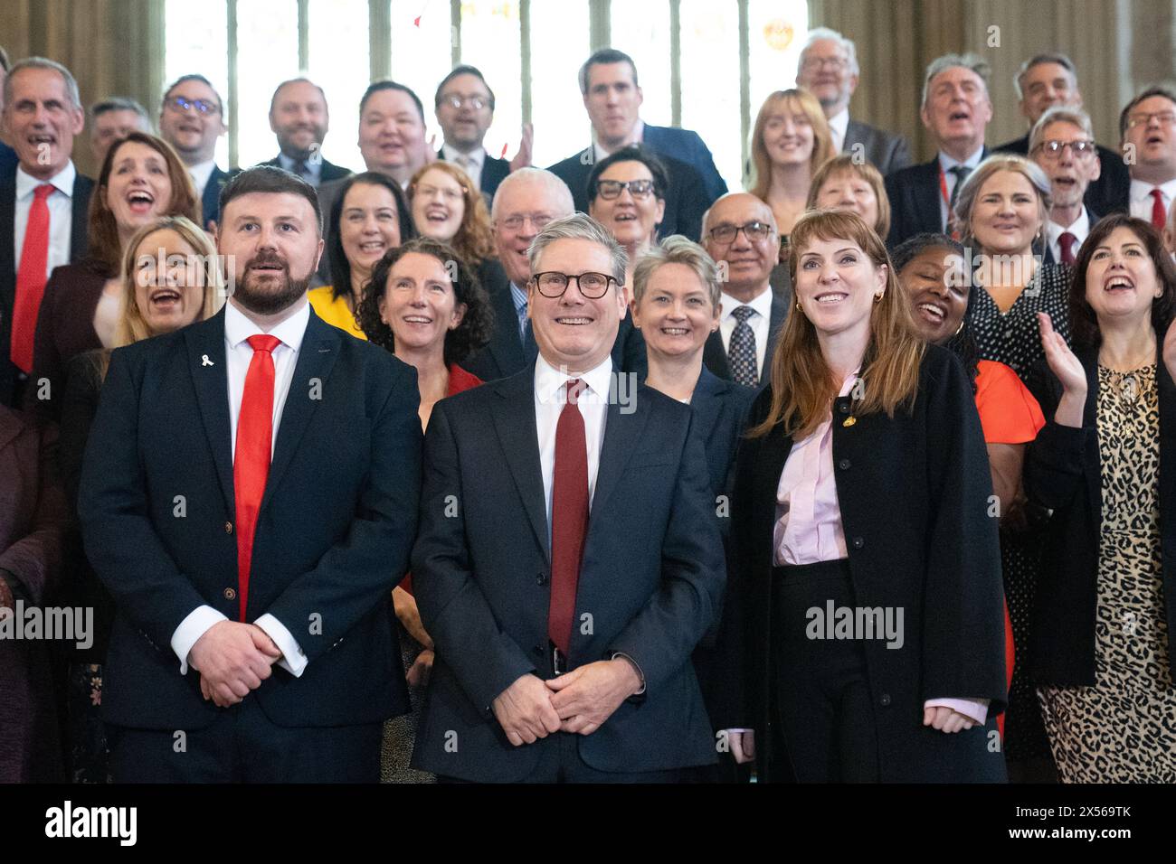 Der Labour-Chef Sir Keir Starmer (Mitte) begrüßt Chris Webb (linke Mitte), den neu gewählten Abgeordneten für Blackpool South, an seinem ersten Arbeitstag im House of Parliament in London. Bilddatum: Dienstag, 7. Mai 2024. Stockfoto