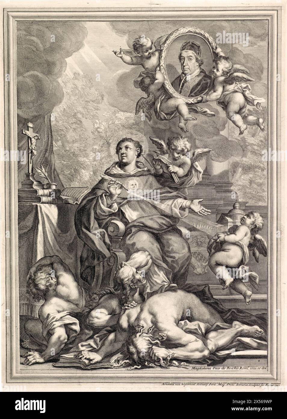 H. Thomas von Aquin, Arnold van Westerhout, nach Magdalena Pace de Boschis, 1680–1725 – der Heilige Thomas von Aquin sitzt neben seinem Schreibtisch. Auf dem Tisch ein Stapel Bücher und ein Kruzifix. Er hält eine Schreibfeder in der Hand. Ein Engel fliegt mit dem Modell einer Kirche ein, die von einem Lichtstrahl aus seiner Feder beleuchtet wird. Hinter ihm ein Engel mit offenem Buch. Zu seinen Füßen liegen drei Figuren, die Täuschung und Ketzerei symbolisieren. Drei Engel fliegen am Himmel mit dem Porträt von Papst Clemens XI. Stockfoto