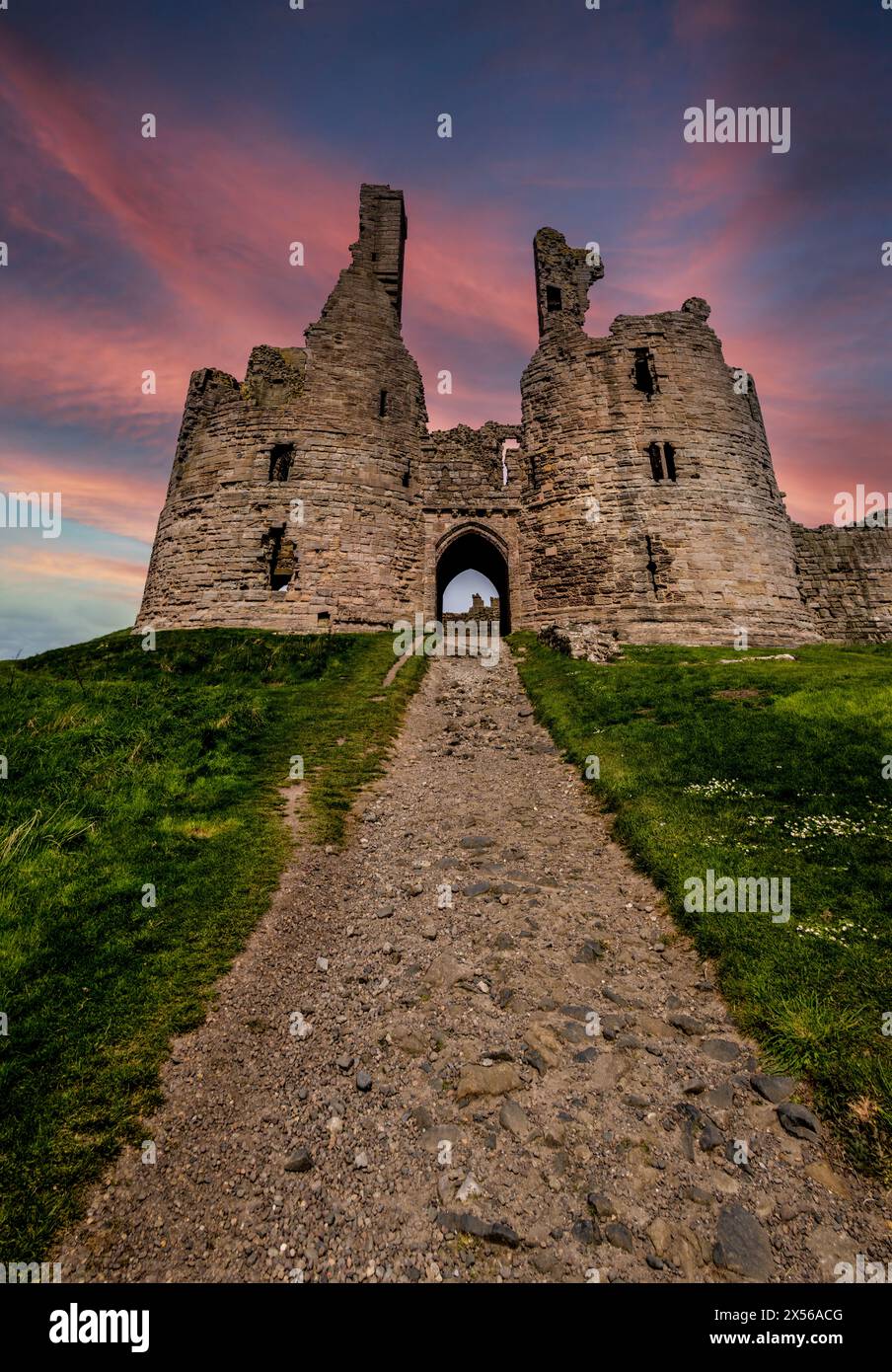 DUNSTANBURGH CASTLE, NORTHUMBERLAND, GROSSBRITANNIEN - 21. APRIL 2024. Vertikaler Blick auf die mittelalterlichen Ruinen von Dunstanburgh Castle auf der northumbrischen coa Stockfoto