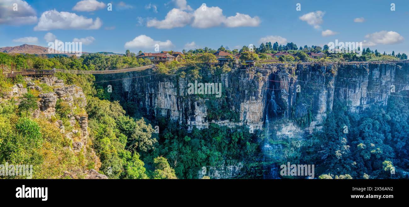 Landschaftsberge in der Graskop Gorge, Provinz Mpumalanga östlich von Südafrika, Naherholungsgebiet mit einer Schlucht, sowie Seilrutschen und einer Suspension b Stockfoto