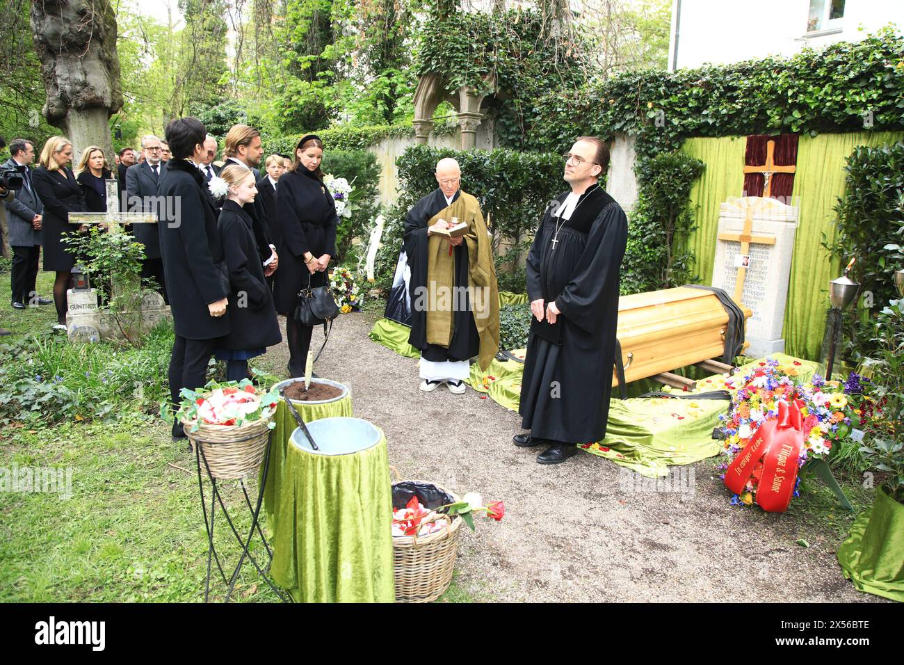 Susanne Kellermann, Filippa Wepper und Sophie Wepper bei der Beisetzung von Fritz Wepper im Familiengrab der Familie Wepper auf dem Friedhof Neuhausen Stockfoto