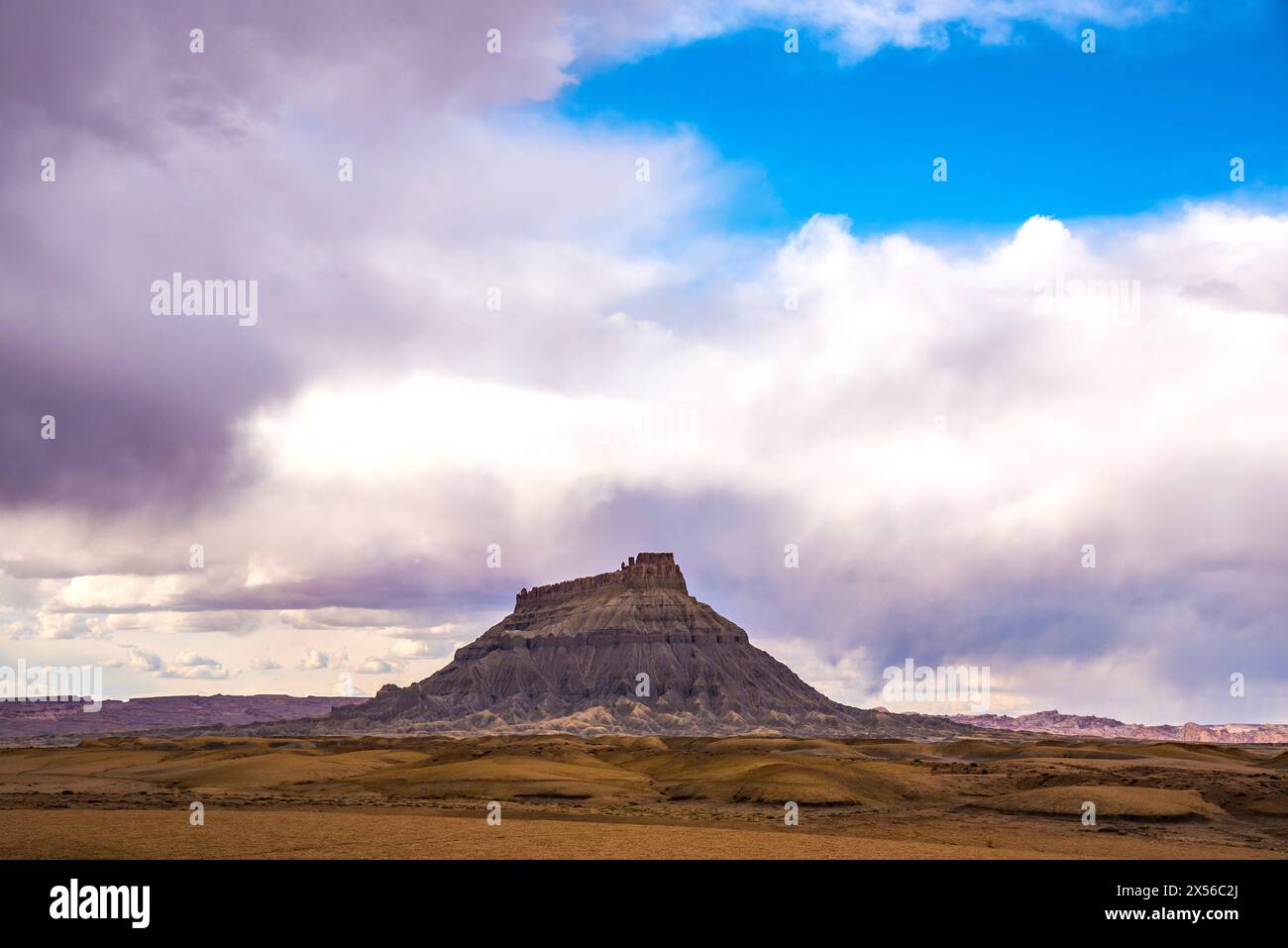 Factory Butte im Zentrum von Utah, USA. Ein Pionier-Wahrzeichen in den Badlands von Utah. Stockfoto