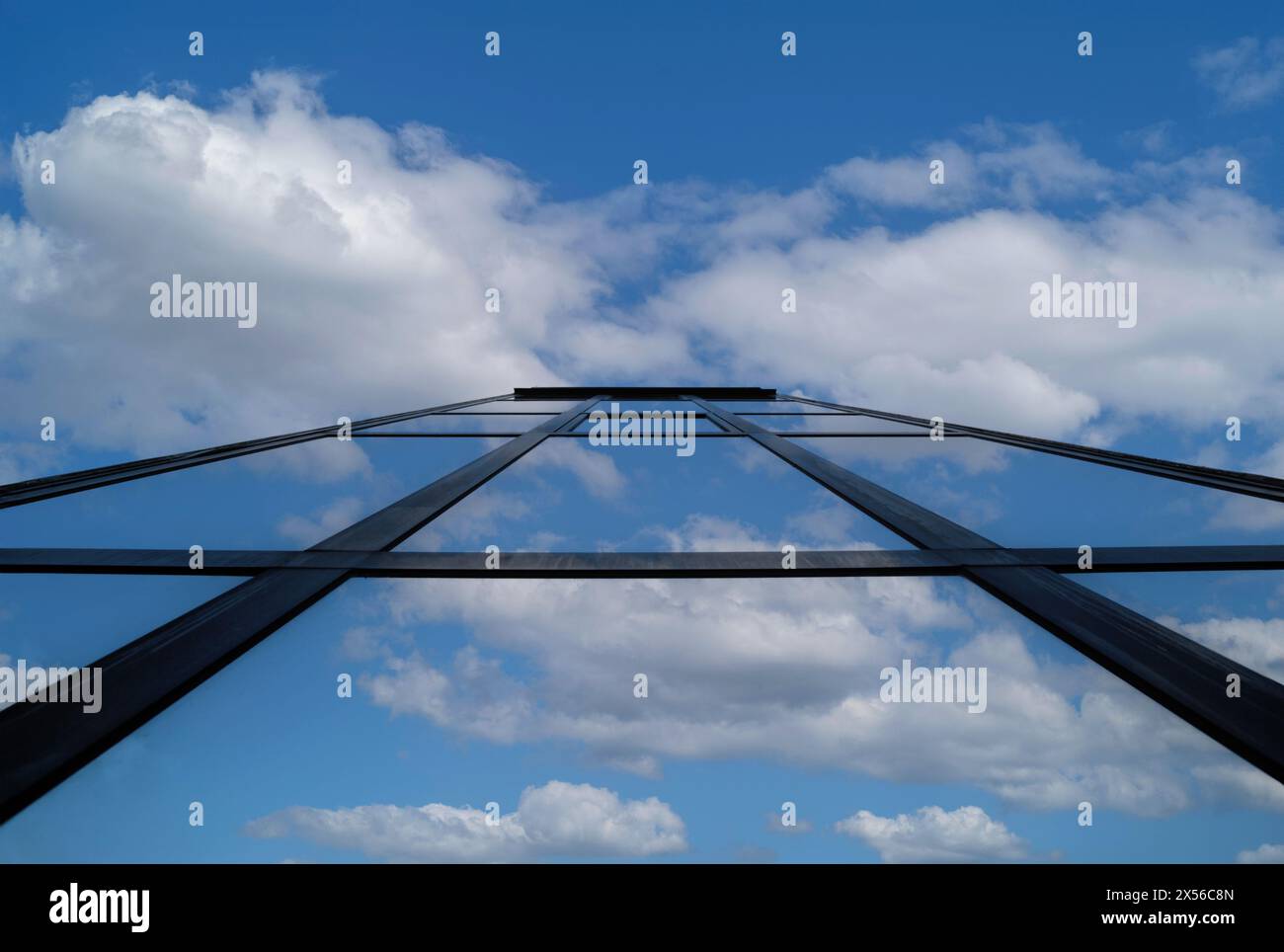 Moderner Glashochhaus mit Himmel und Wolken Stockfoto