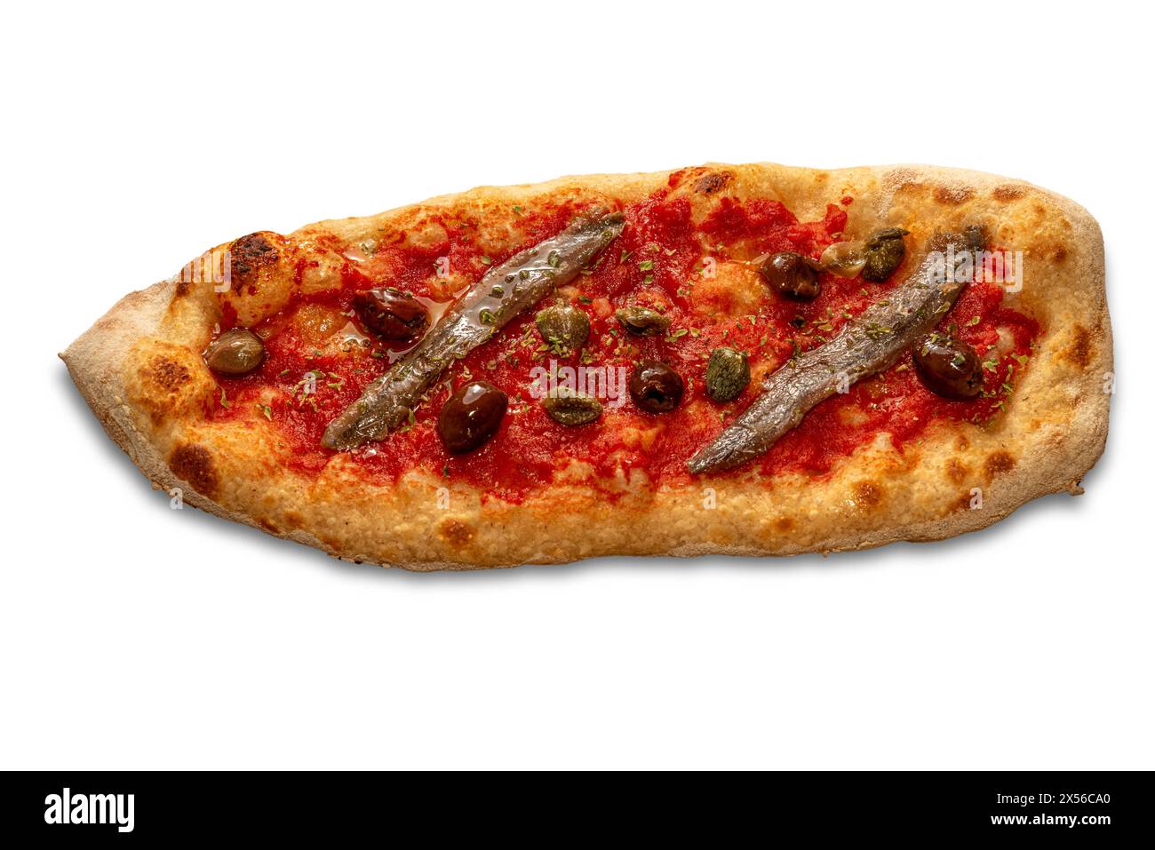 Pizza in Form eines Minibootes mit Tomatensauce, Sardellen und Oliven und Kapern isoliert auf weiß, mit Schneidepfad im Preis inbegriffen Stockfoto