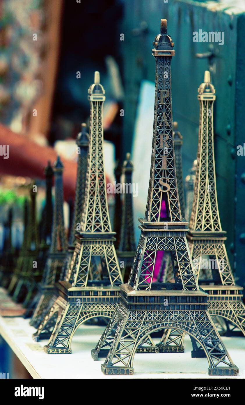 Eiffelturm Souvenir. Bouquiniste. Buchstand. Seine. Paris. Frankreich. Stockfoto