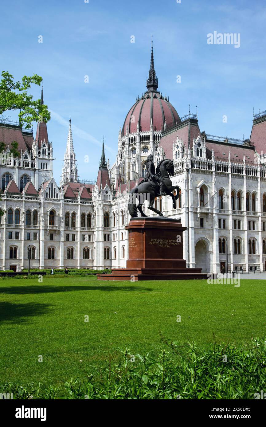 Reiterstatue von Ferenc Rakocz im grünen Park vor dem ungarischen Parlament, ein Meisterwerk gotischer Architektur in Budapest, Ungarn Stockfoto