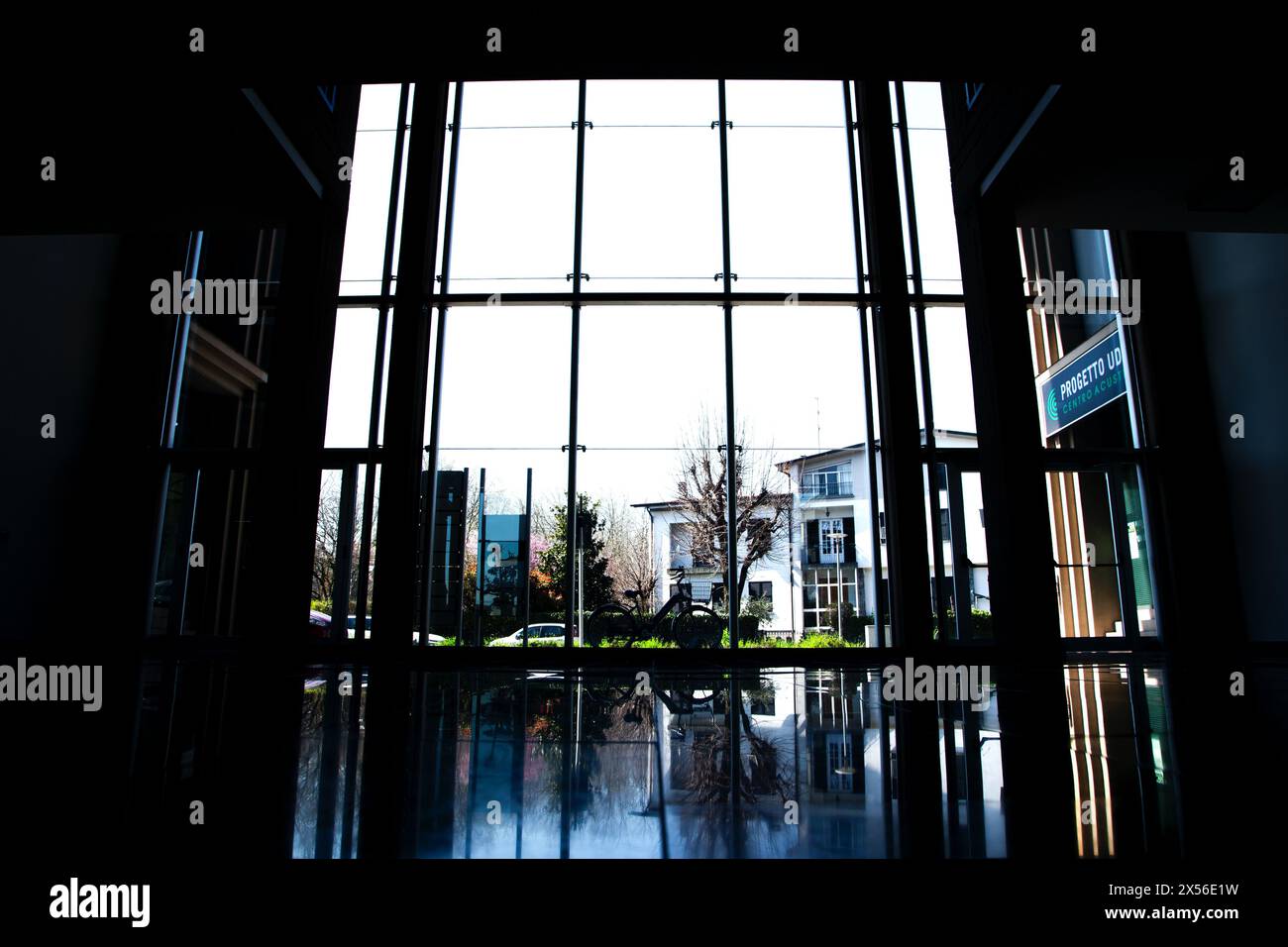 Großes Foyer mit beeindruckendem Glaseingangsdesign Stockfoto