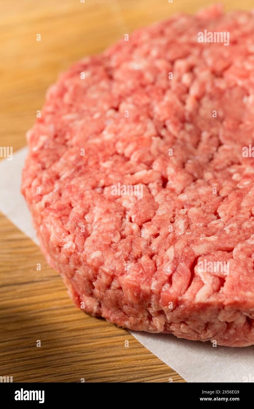 Roh Grass Fed Rindfleisch Hamburger bereit zum Kochen Stockfoto