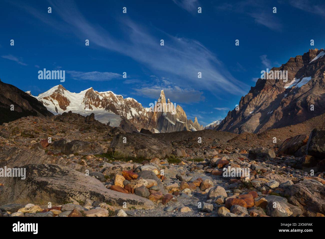 Berühmte schönen Peak Cerro Torre in Patagonien, Argentinien. Schöne Berge Landschaften in Südamerika. Stockfoto