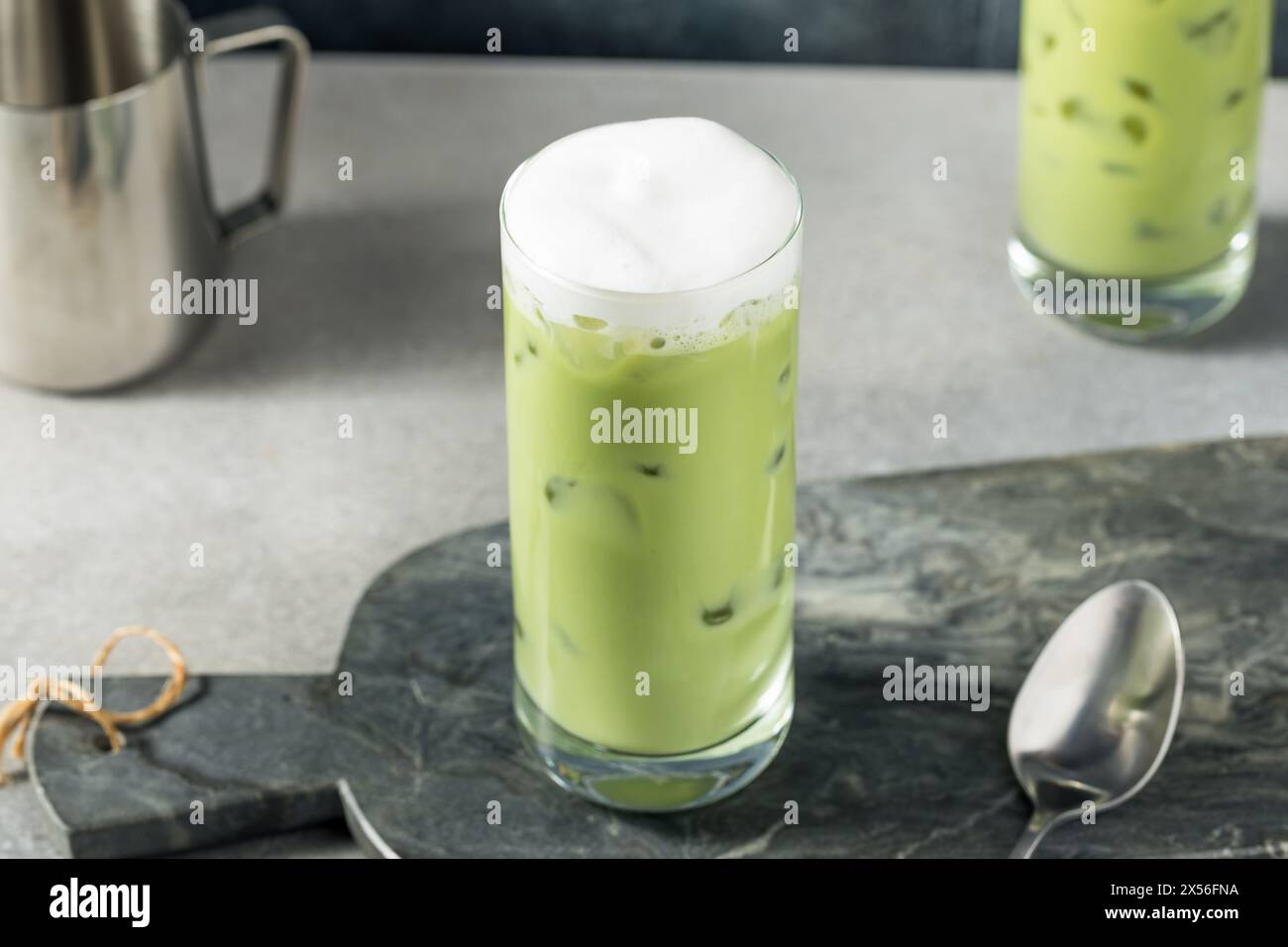 Erfrischendes Kaltschaum-Matcha-Latte mit Eis Stockfoto